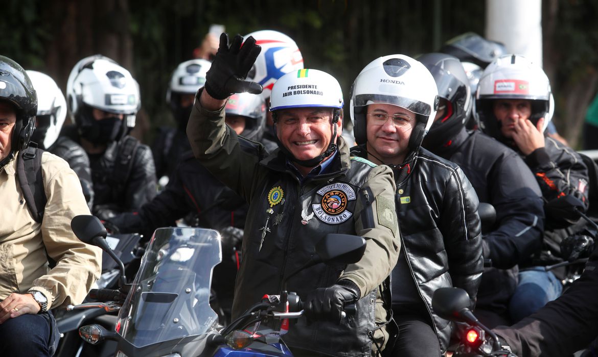 No encerramento do ato, Bolsonaro prometou isentar motos de pedágio