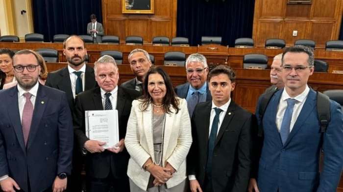 Deputados bolsonaristas fazem drama em audiência nos EUA e recebem "Prêmio Mico do Ano"